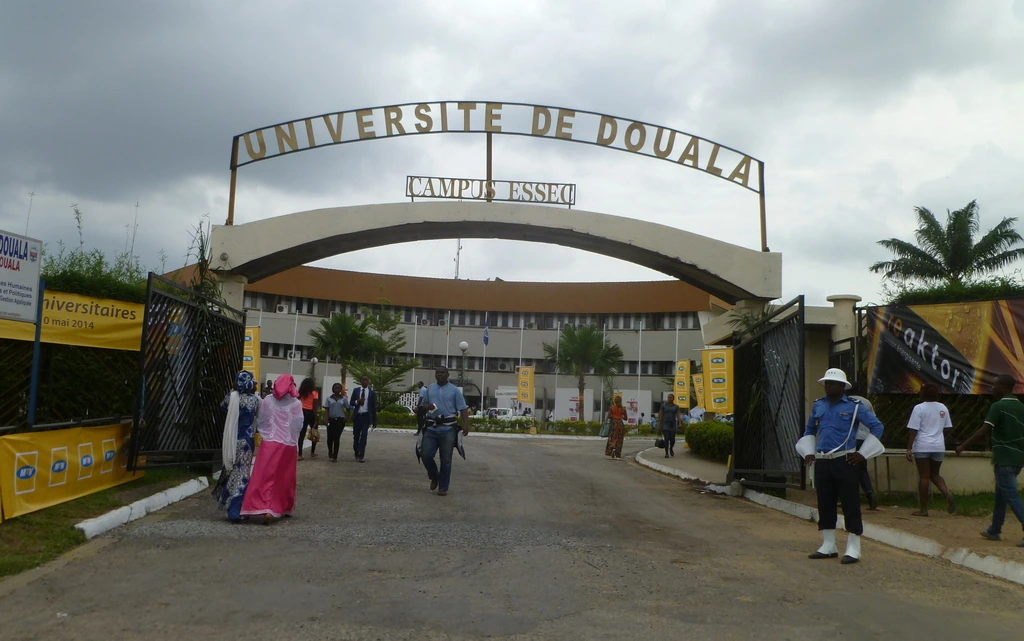 Entrée du Campus de l'Université de Douala, Carrefour Ange Raphaël